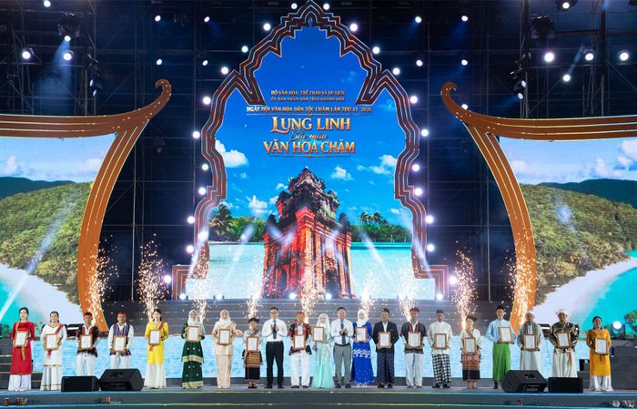 Ban Tổ chức Ngày hội Văn hóa dân tộc Chăm lần thứ VI trao giải B cho các tiết mục và các nội dung xuất sắc tại ngày hội.