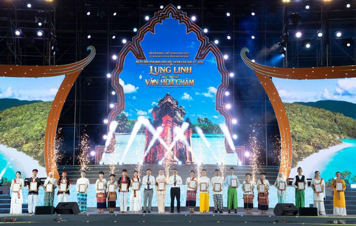 Ban Tổ chức Ngày hội Văn hóa dân tộc Chăm lần thứ VI trao giải C cho các tiết mục và các nội dung xuất sắc tại ngày hội.