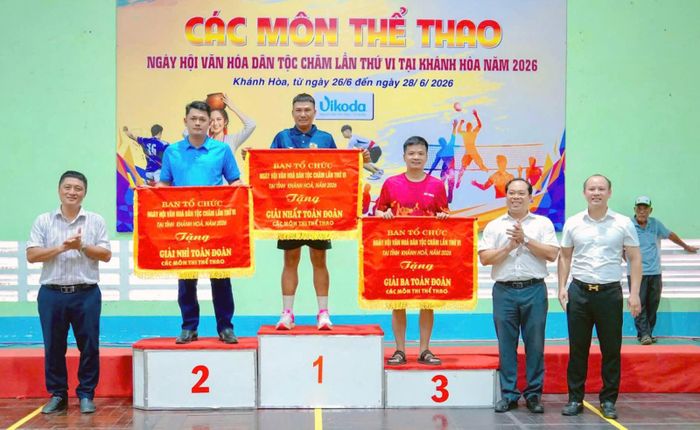 Ban Tổ chức Ngày hội Văn hóa dân tộc Chăm lần thứ VI trao giải toàn đoàn hoạt động thể thao tại ngày hội.
