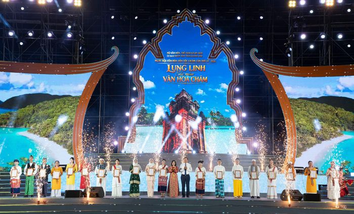 Ban Tổ chức Ngày hội Văn hóa dân tộc Chăm lần thứ VI trao giải A cho các tiết mục và các nội dung có thành tích xuất sắc tại ngày hội.