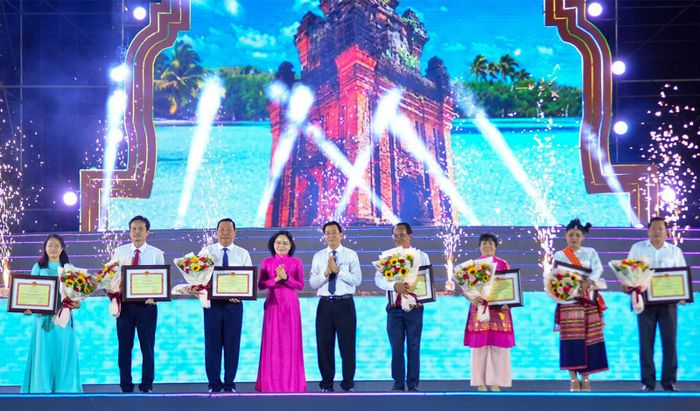 Thứ trưởng Bộ Văn hóa, Thể thao và Du lịch Trịnh Thị Thủy và Ủy viên Ban Thường vụ Tỉnh ủy, Phó Chủ tịch Thường trực UBND tỉnh Khánh Hòa Nguyễn Long Biên tặng Bằng khen của Bộ Văn hóa, Thể thao và Du lịch cho các đoàn tham gia ngày hội.