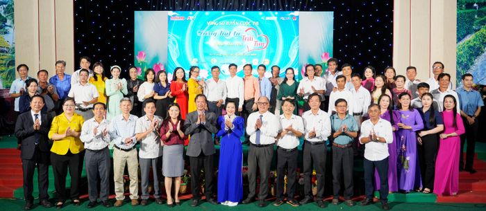 Ban tổ chức, ban giám khảo cùng các thí sinh chụp ảnh lưu niệm. 