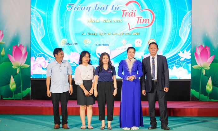 Ban giám khảo và tổ thư ký ra mắt.