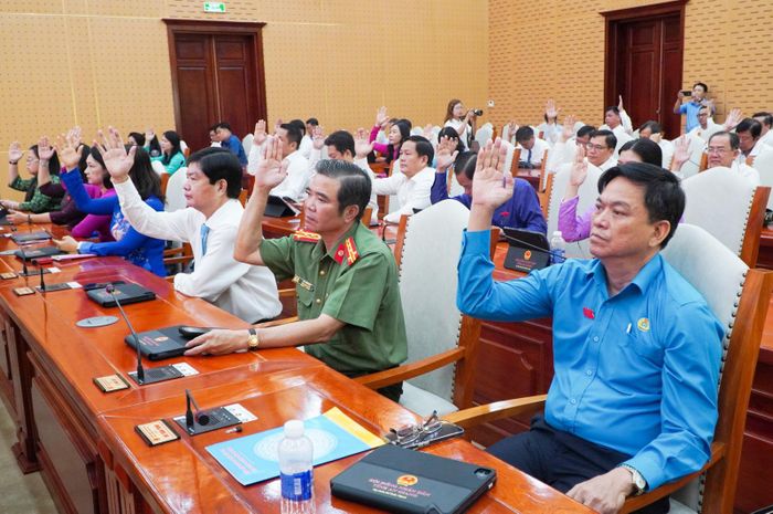 Đại biểu HĐND tỉnh biểu quyết thông qua nghị quyết.