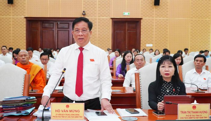 Ủy viên Ban Chấp hành Trung ương Đảng, Phó Bí thư Tỉnh ủy, Chủ tịch UBND tỉnh An Giang Hồ Văn Mừng phát biểu tại kỳ họp.