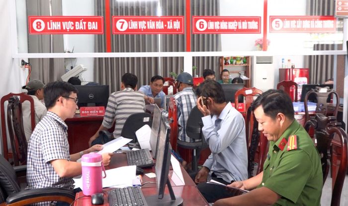Cán bộ Trung tâm Phục vụ hành chính công hướng dẫn người dân làm thủ tục hành chính.