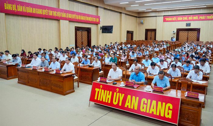 Thường trực Tỉnh ủy An Giang cùng các đại biểu dự hội nghị tại điểm cầu Tỉnh ủy An Giang.