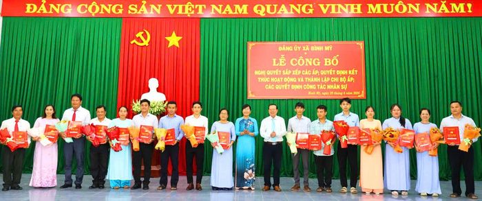 Ban Thường vụ Đảng ủy xã Bình Mỹ công bố các quyết định nhân sự giữ chức vụ bí thư, phó bí thư các chi bộ ấp.