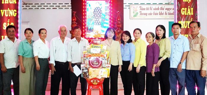 Đảng ủy, HĐND, UBND, Ủy ban MTTQ Việt Nam xã Bình Thạnh Đông thăm, tặng quà Ban Trị sự Phật giáo Hòa Hảo xã Bình Thạnh Đông.