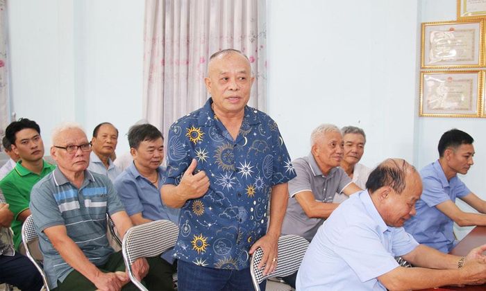  Đảng viên Chi bộ tổ dân phố Phố Mới, phường Thuận Thành đóng góp ý kiến nhân sự tham gia cấp ủy mới sau sắp xếp. 