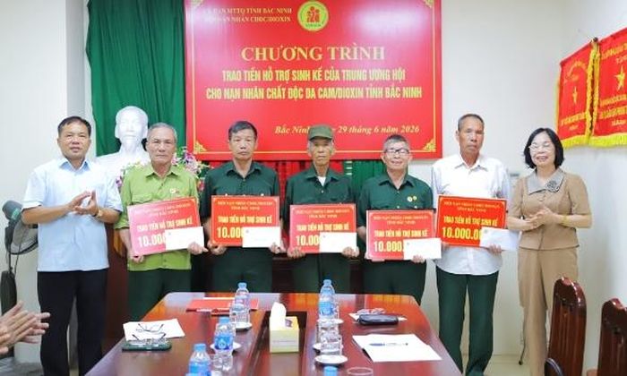  Lãnh đạo Hội Nạn nhân chất độc da cam /dioxin tỉnh trao hỗ trợ sinh kế cho 5 nạn nhân chất độc da cam. 