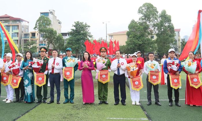  Các đại biểu tặng hoa, Cờ lưu niệm cho các khối tham gia diễu hành tại Đại hội. 
