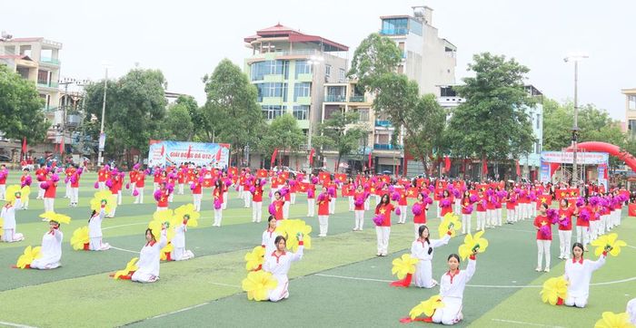  Màn đồng diễn sôi động của các em học sinh trên địa bàn phường Võ Cường tại lễ khai mạc. 