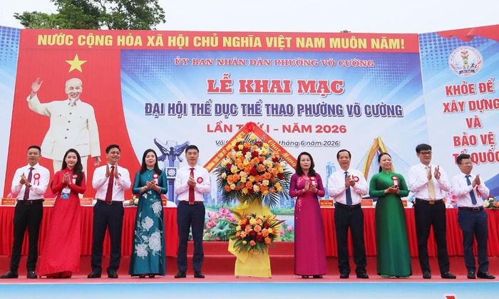  Các đồng chí: Nguyễn Thị Hương, Phó Bí thư Thường trực Tỉnh ủy, Trưởng Đoàn Đại biểu Quốc hội tỉnh; Nghiêm Xuân Hưởng, Phó Chủ tịch HĐND tỉnh chúc mừng Đại hội. 