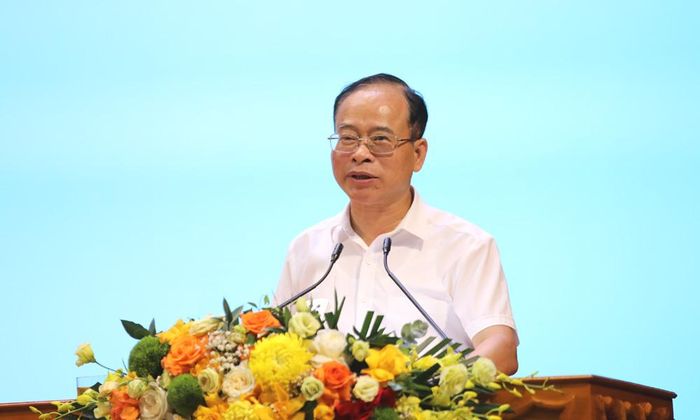  Đồng chí Trần Ngọc Minh quán triệt một số nội dung. 