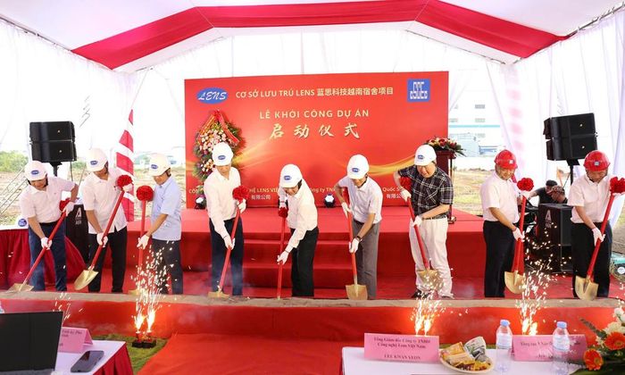  Đồng chí Phạm Văn Thịnh và các đại biểu khởi công dự án. 
