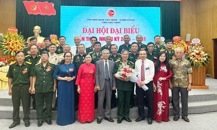  Đồng chí Lê Văn Tụy và các đại biểu tặng hoa chúc mừng Ban Chấp hành Hội Hữu nghị Việt Nam - Campuchia tỉnh Bắc Ninh khóa I, nhiệm kỳ 2026 - 2031. 
