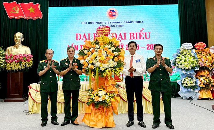 Lãnh đạo Ủy ban MTTQ tỉnh tặng hoa chúc mừng Đại hội. 