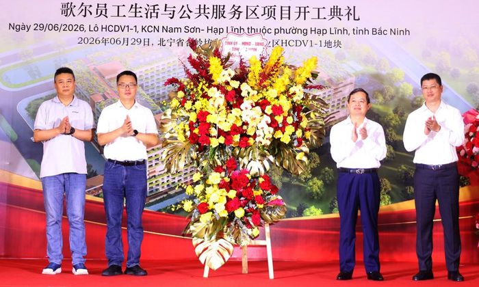  Chủ tịch UBND tỉnh Phạm Hoàng Sơn và Phó Bí thư Tỉnh ủy Trần Huy Phương tặng hoa chúc mừng Công ty nhiệm hữu hạn Công nghệ Thông minh Goertek Vina. 