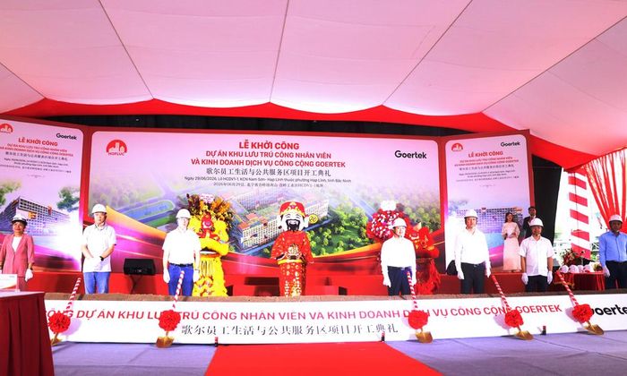  Các đại biểu thực hiện nghi thức khởi công dự án. 