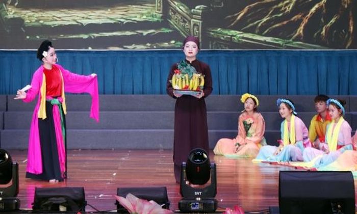  Trích đoạn ca kịch "Tiết học ngoại khóa" do đoàn nghệ thuật quần chúng xã Hiệp Hòa trình diễn tại hội diễn sân khấu không chuyên. 