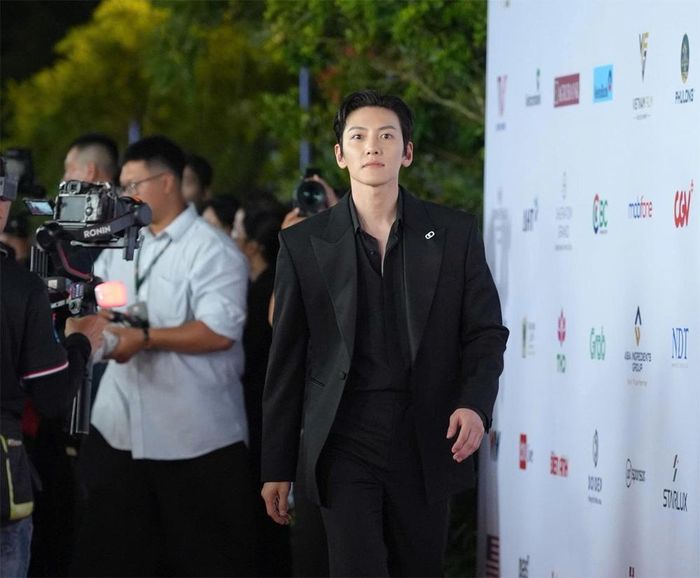  Ngôi sao điện ảnh Hàn Quốc Ji Chang Wook trên thảm đỏ khai mạc DANAFF IV. 