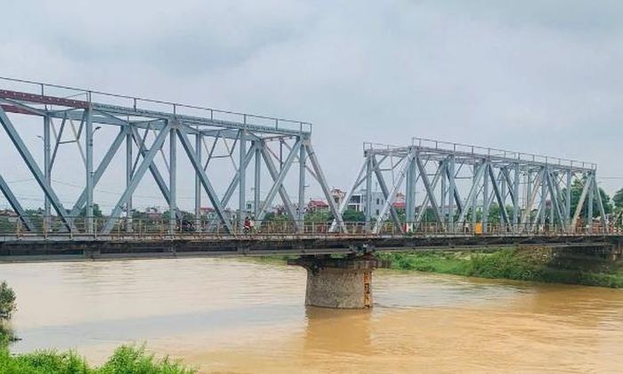 Mực nước trên sông Thương đang lên. Ảnh chụp lúc 13 giờ 30 phút ngày 29/6.