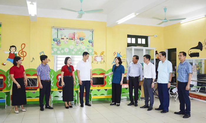  Đoàn khảo sát thực tế tại Trường Mầm non Hương Lạc số 1, xã Lạng Giang. 