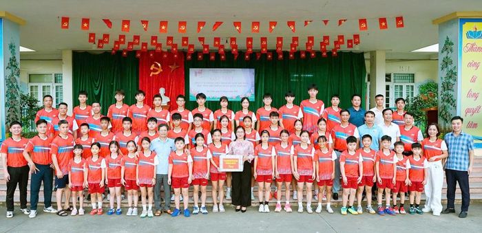  Lãnh đạo Sở Giáo dục và Đào tạo Bắc Ninh tặng quà động viên các vận động viên tham gia thi đấu tại Giải thể thao học sinh phổ thông toàn quốc năm 2026. 