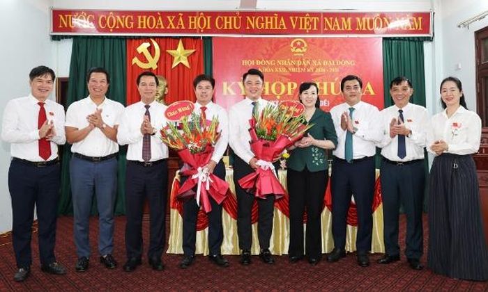  Các đồng chí Lê Xuân Lợi, Nguyễn Thị Hà cùng lãnh đạo một số sở ngành tỉnh, xã Đại Đồng chúc mừng các đồng chí được bầu giữ chức Ủy viên UBND, Phó Chủ tịch UBND xã khóa XXII, nhiệm kỳ 2026 - 2031. 