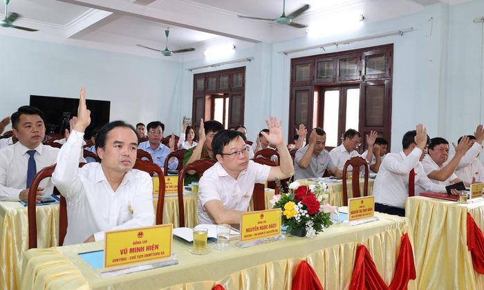  Các đại biểu HĐND xã Đại Đồng biểu quyết thông qua nghị quyết. 