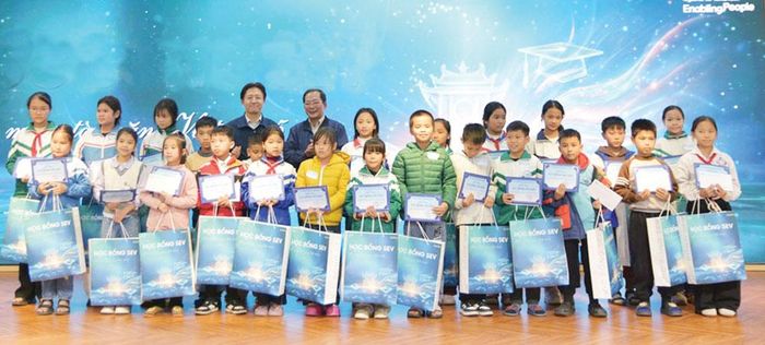  Đại diện Công ty trách nhiệm hữu hạn Samsung Electronics Việt Nam và lãnh đạo Hội Khuyến học tỉnh trao học bổng SEV năm 2026 cho học sinh thuộc hộ nghèo vượt khó. 