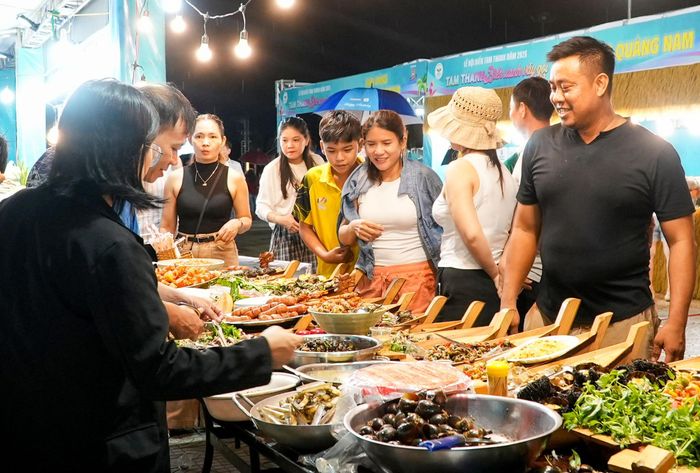 Du khách thưởng thức hải sản vùng biển Tam Thanh. Ảnh: HỒ QUÂN