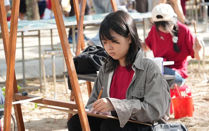 Học sinh thi vẽ tranh về biển Tam Thanh. Ảnh: HỒ QUÂN