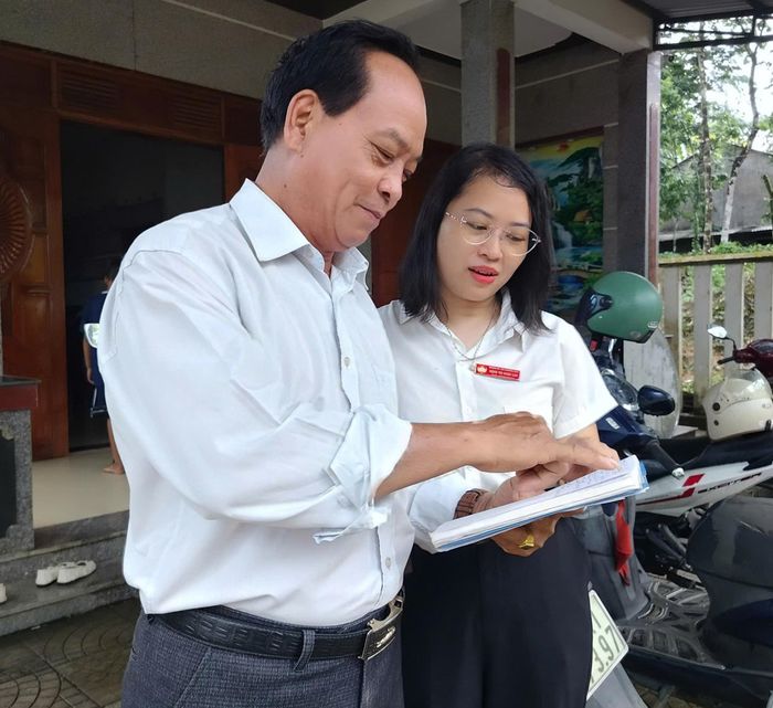 Ông Tạ Hữu Hoành, Bí thư Chi bộ kiêm Trưởng thôn Trà Va (xã Phước Trà) trao đổi với cán bộ xã về những công việc triển khai ở thôn liên quan đến chủ trương sắp xếp thôn/tổ dân phố. Ảnh: N.ĐOAN