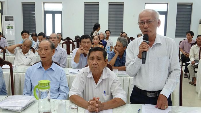 Người dân xã Thăng Bình góp ý vào dự thảo đề án sắp xếp thôn trên địa bàn. Ảnh: N.ĐOAN