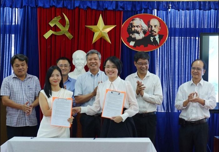 Đại diện Sơn Mai Farm, bà Nguyễn Thị Hiền (bên trái) ký kết hợp tác cùng RiseGate, ra mắt dự án “Nông trại Online - Nuôi heo đen vui vẻ”. Ảnh: VĂN HOÀNG
