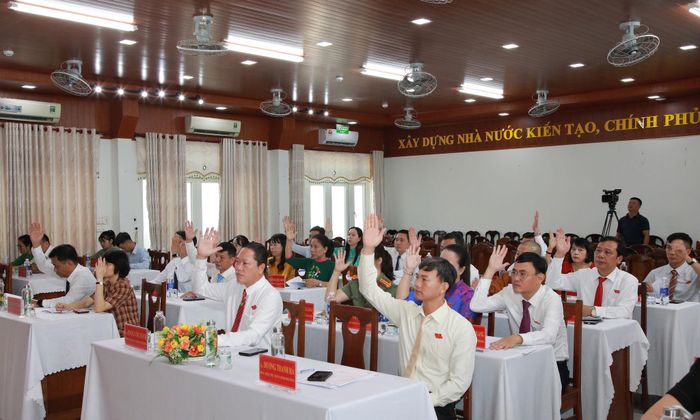 100% đại biểu HĐND phường tán thành thông qua nghị quyết sắp xếp tổ dân phố. Ảnh: ĐẮC MẠNH