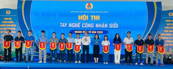 an tổ chức Hội thi tay nghề công nhân giỏi ngành điện tử năm 2026 trao cờ lưu niệm cho các thí sinh. Ảnh: KHÁNH HUYỀN