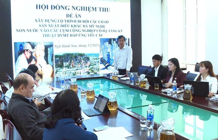 Phường Ngũ Hành Sơn nghiệm thu đề án “Xây dựng lộ trình di dời các cơ sở sản xuất điêu khắc đá mỹ nghệ Non Nước vào các cụm công nghiệp có hạ tầng kỹ thuật bảo vệ môi trường đáp ứng yêu cầu". Ảnh: LÊ PHẠM