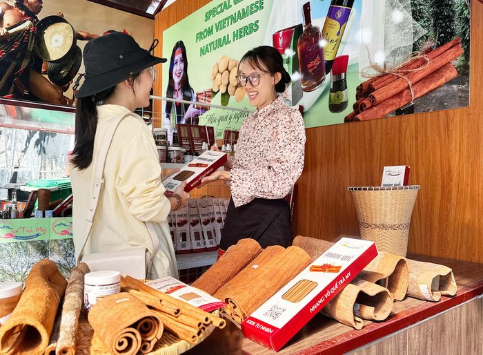 Gian hàng của Hợp tác xã Quế và Dược liệu Trà Vân tại khu du lịch Ngũ Hành Sơn thu hút du khách đến tham quan, mua sắm. Ảnh: PHAN VINH