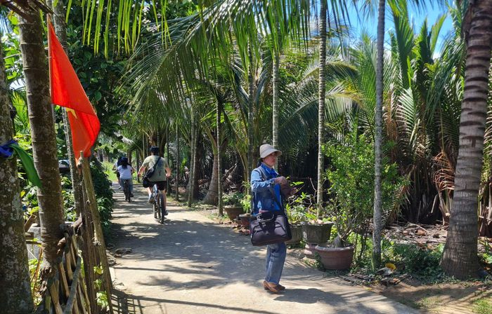 Làng quê Trà Nhiêu và sức hấp dẫn đối với du khách nước ngoài. Ảnh: HOÀNG LIÊN