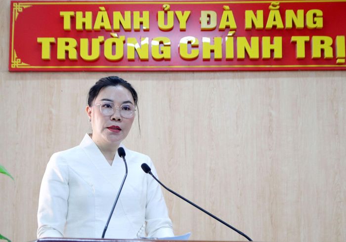 Tổng Lãnh sự Lào tại Đà Nẵng Vonekham Cheuangmanivong phát biểu tại lễ khai giảng. Ảnh: TRỌNG HUY