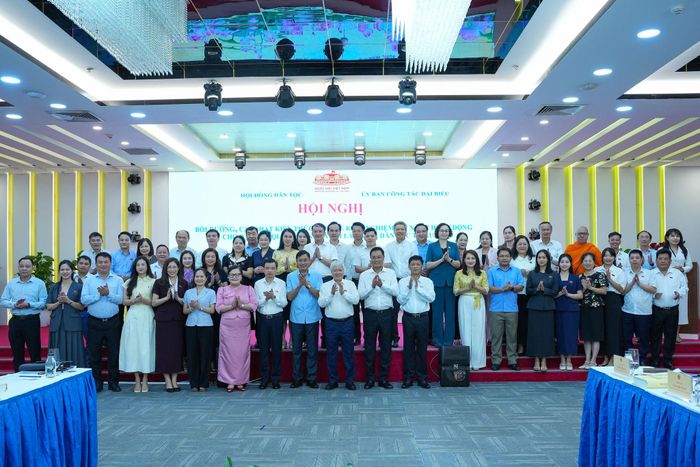 Các đại biểu chụp hình lưu niệm tại hội nghị. Ảnh: T.CÔNG