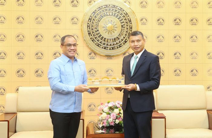 Phó Chủ tịch Thường trực UBND thành phố Hồ Kỳ Minh (bên phải) tặng quà lưu niệm cho Đại sứ Francis Noel R. Ferrnadez. Ảnh: NGỌC PHÚ