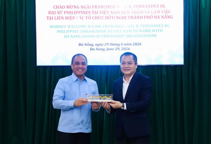 Chủ tịch Liên hiệp các tổ chức hữu nghị thành phố Nguyễn Ngọc Bình (bên phải) tặng quà lưu niệm cho Đại sứ Francis Noel R. Ferrnadez. Ảnh: NGỌC PHÚ