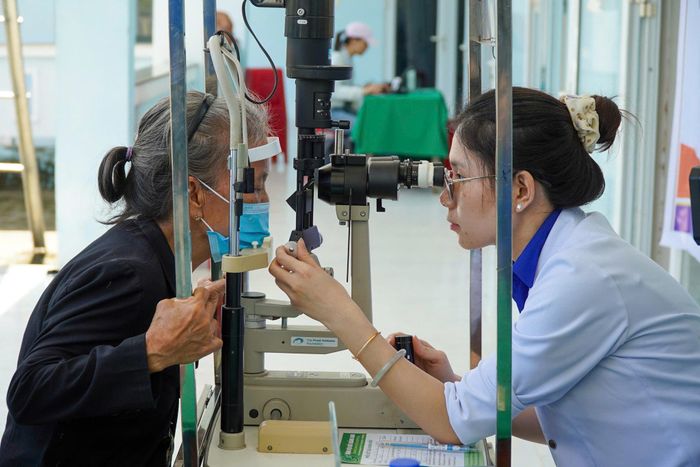 Khám mắt miễn phí cho người dân. Ảnh: THU HƯƠNG - TRƯỜNG SƠN