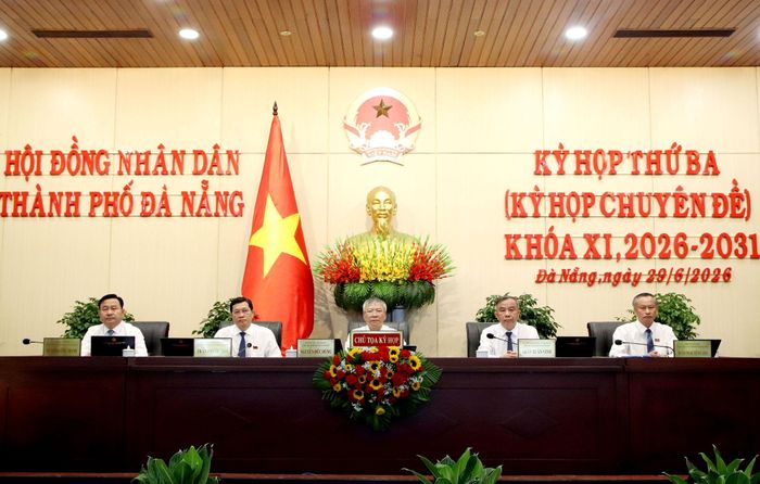 Chủ tọa điều hành kỳ họp. Ảnh: TRỌNG HUY