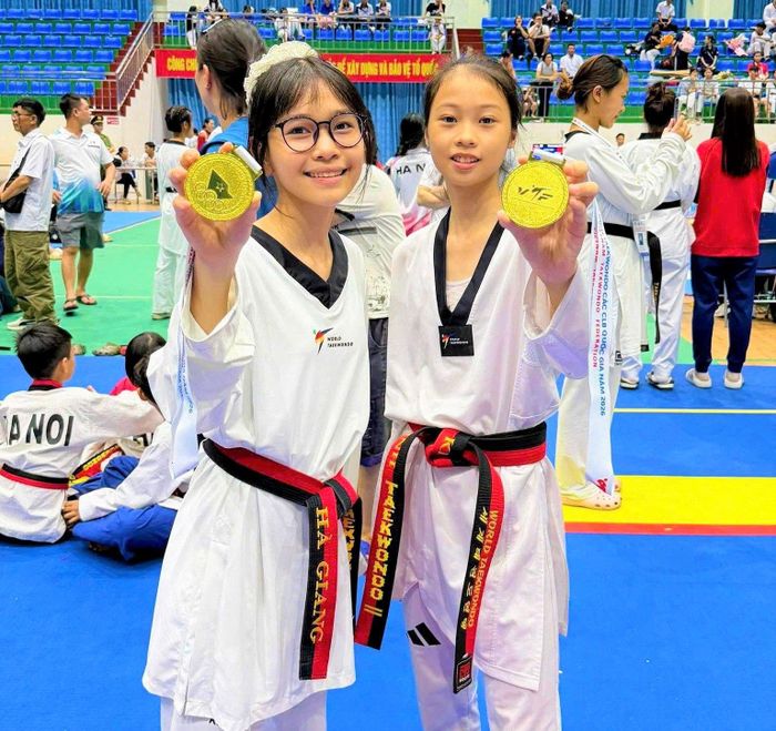 Vận động viên Nguyễn Ngọc Kiều Linh và Nguyễn Ngọc Hà Giang giành 2 Huy chương Vàng cá nhân nữ. Ảnh do nhân vật cung cấp