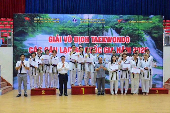 Các vận động viên đội tuyển Taekwondo Đà Nẵng trên bục nhận Huy chương Vàng đồng đội nữ. Ảnh do nhân vật cung cấp